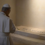 Em 1ª saída do Vaticano, Leão XIV visita túmulo do
