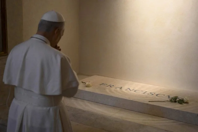 Em 1ª saída do Vaticano, Leão XIV visita túmulo do