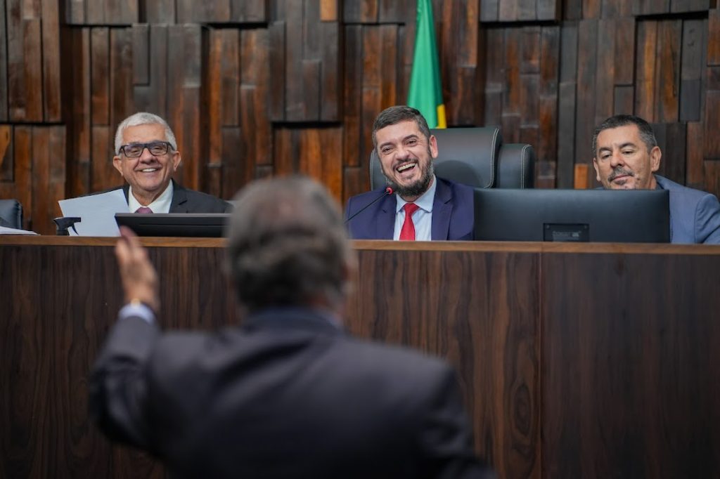 Em meio à empolgação com Thiago Pampolha, deputado esquece parecer