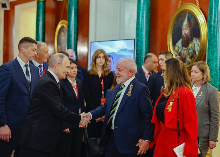 Em visita à Rússia, Lula celebra com Putin, Xi Jinping