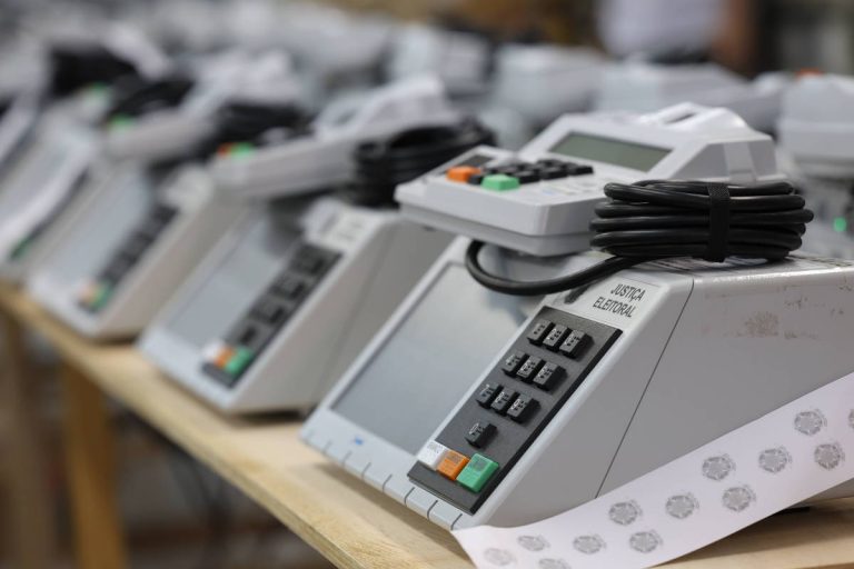 Emenda sobre mandato de senadores gera crise no Senado e
