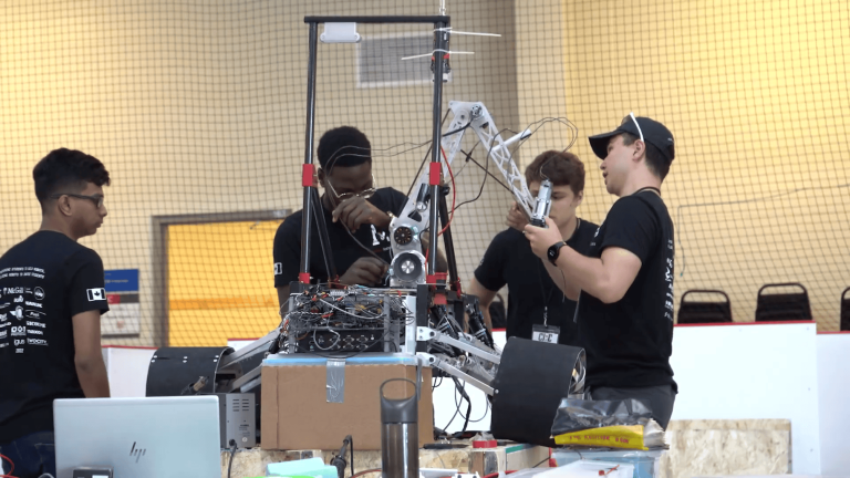 Equipe de universidade brasileira participa de competição de engenharia no