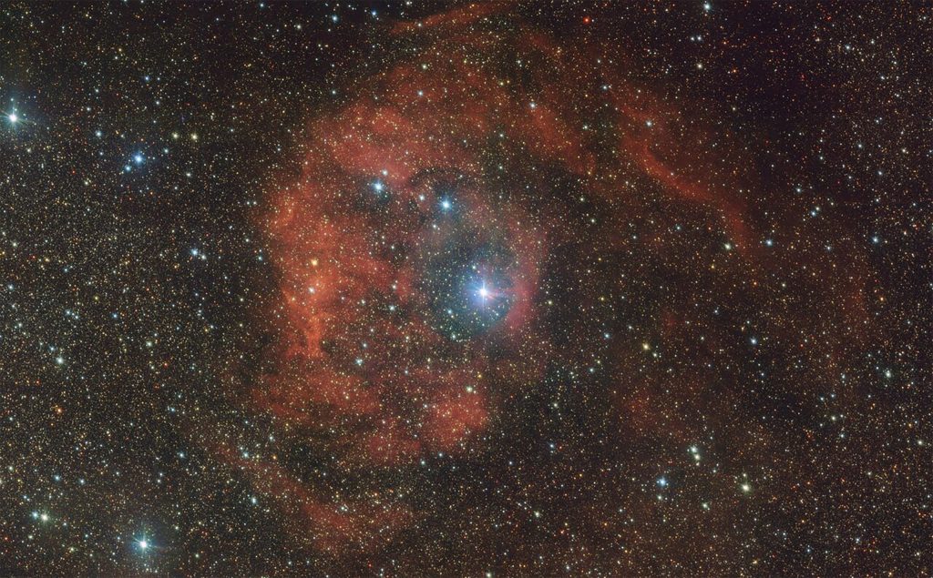 Estrela “intrusa” muda a paisagem de nebulosa a 6 mil