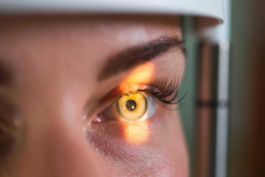 Estudo: exame nos olhos permite diagnóstico precoce de Parkinson