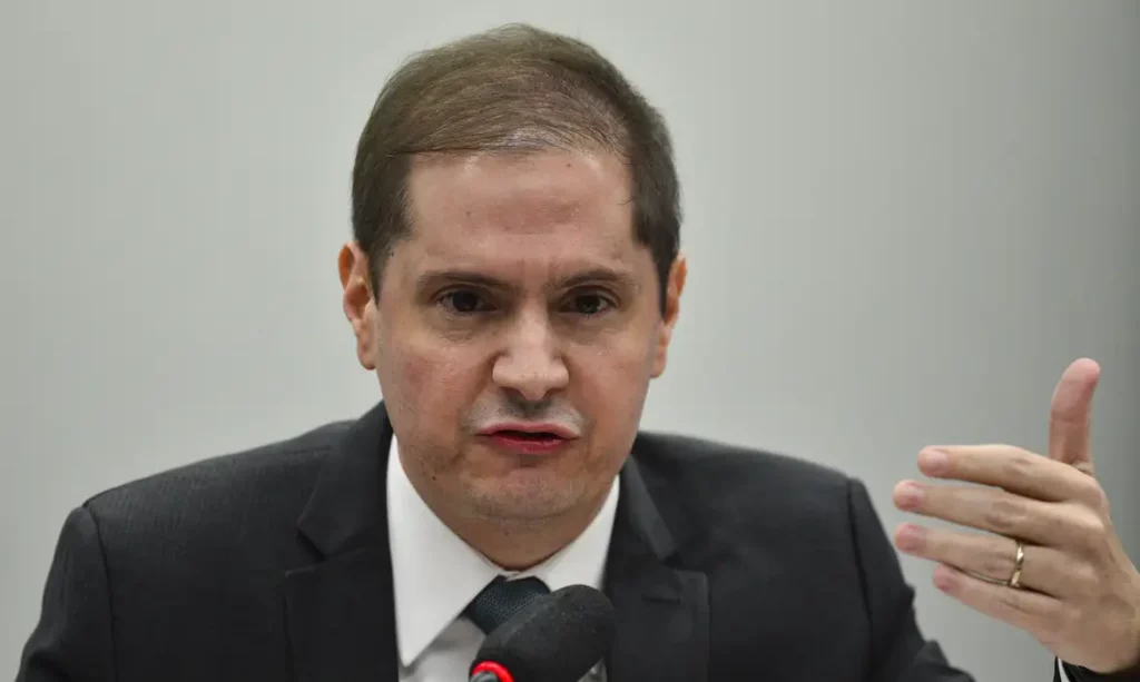 Ex-AGU confirma ao STF que Bolsonaro fez consulta sobre possibilidade