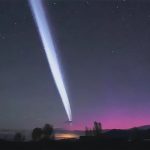 Faixa de luz brilhante atravessa o céu de algumas partes