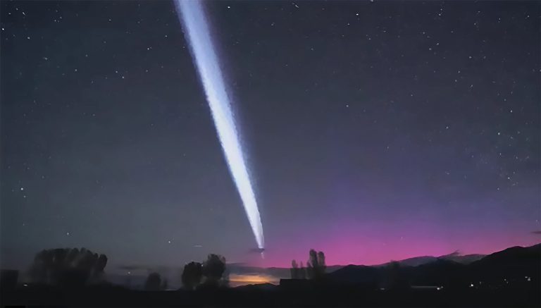 Faixa de luz brilhante atravessa o céu de algumas partes