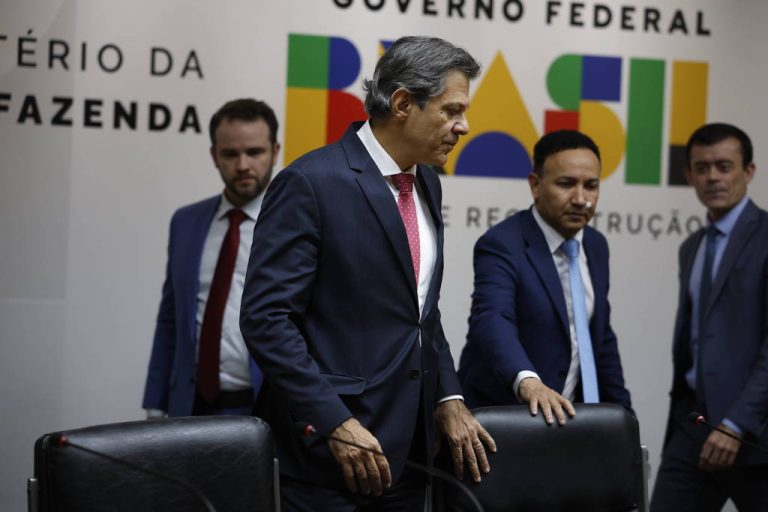 Fazenda não detalhou a Lula impacto do IOF e Casa