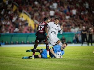 Flamengo pressiona, Botafogo-PB resiste, mas jovem de 17 anos decide