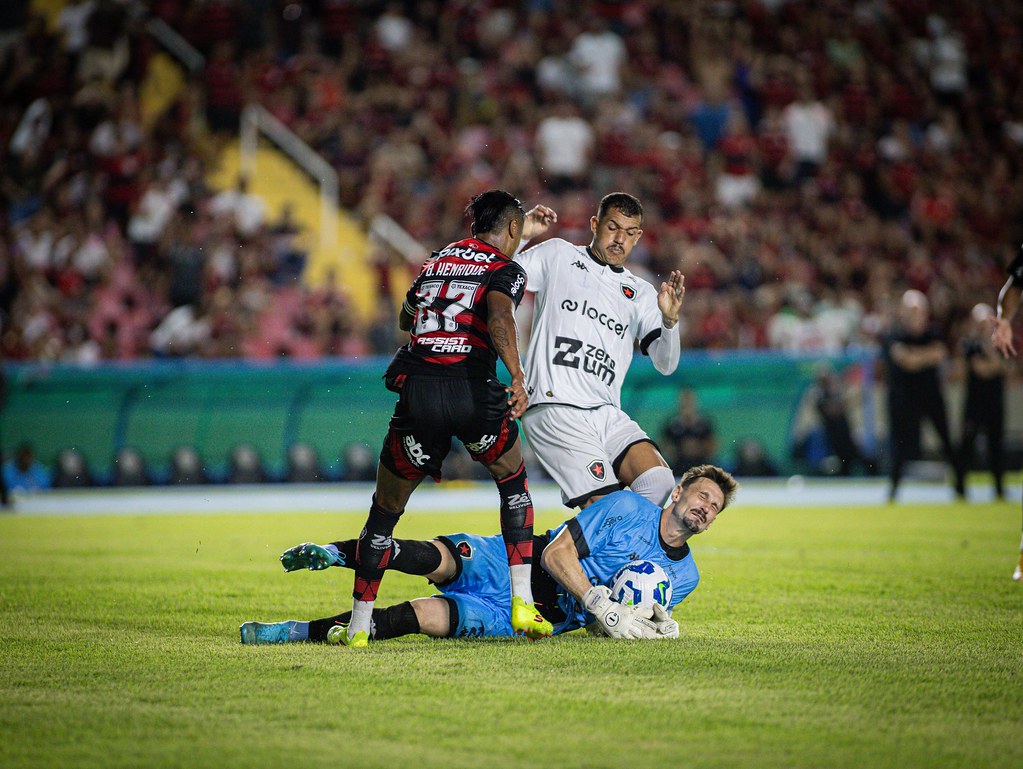 Flamengo pressiona, Botafogo-PB resiste, mas jovem de 17 anos decide