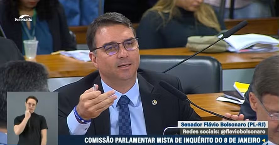 Flávio Bolsonaro acusa Gonet de perseguição e diz que PGR