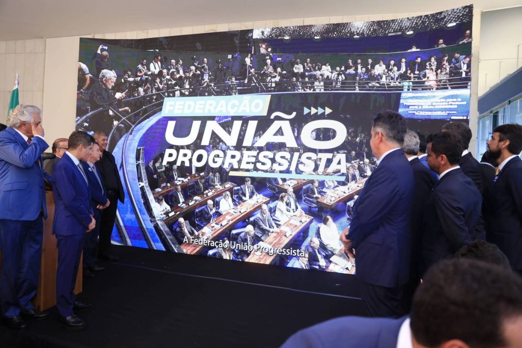 Fusões e federações reduzem número de partidos em 30% e