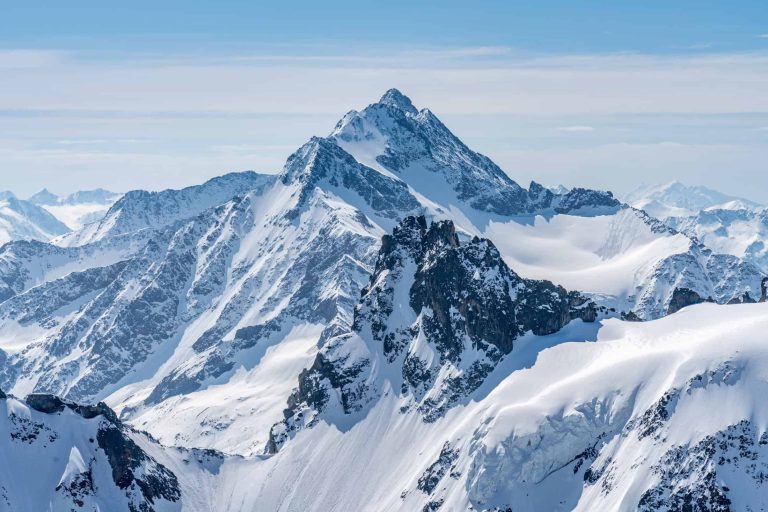 Geleira colapsa nos Alpes e soterra vila na Suíça; veja