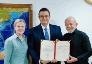 Gleisi Hoffmann assume protagonismo na reação do governo à crise