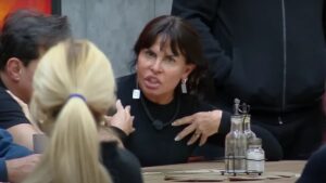 Gretchen vira mãe e dá puxão de orelha em todos