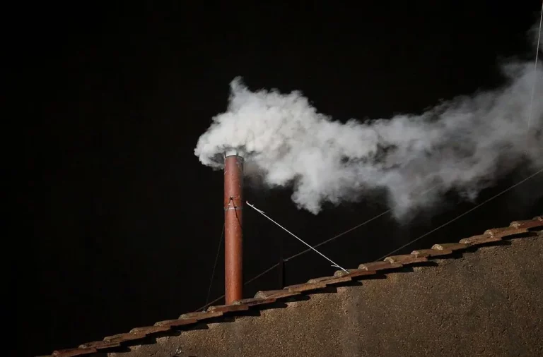 Habemus papam: fumaça branca sai da chaminé Capela Sistina e