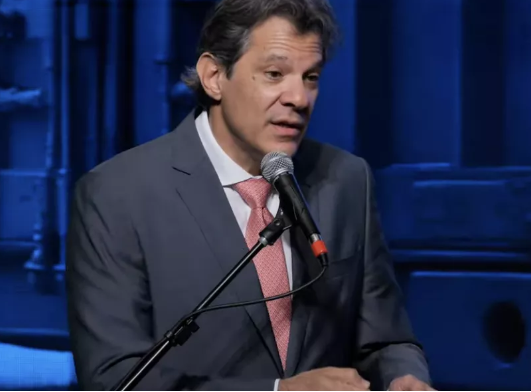 Haddad diz que Brasil supera déficit estrutural e critica R$