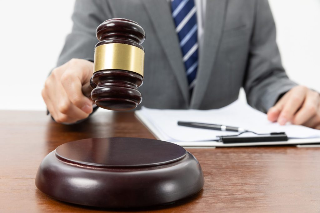 Homem é condenado por abusar das próprias filhas