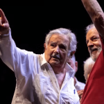 Horas após chegar da China, Lula embarca para o Uruguai