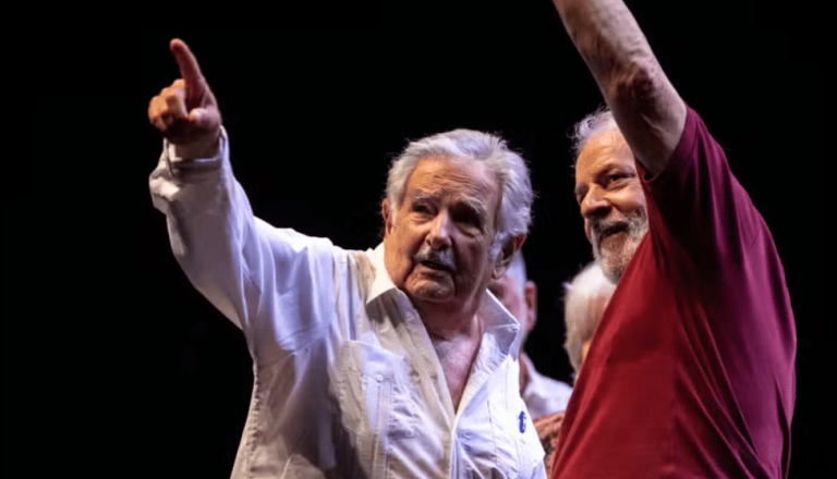 Horas após chegar da China, Lula embarca para o Uruguai