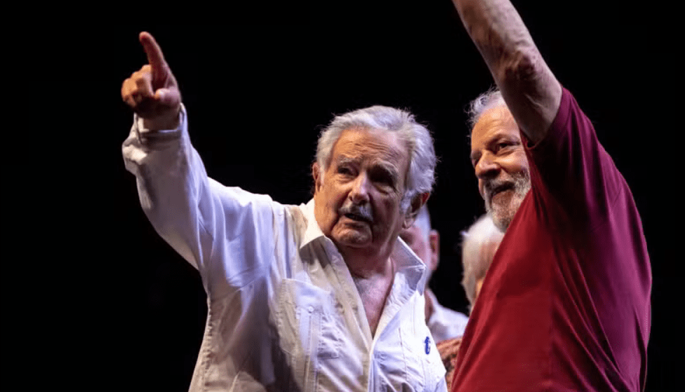 Horas após chegar da China, Lula embarca para o Uruguai