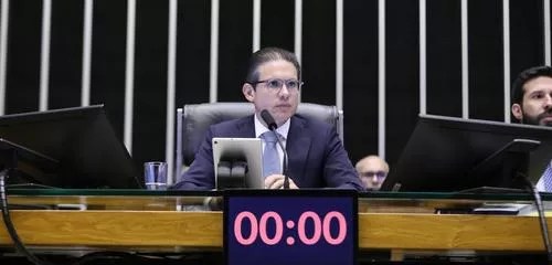 Hugo Motta é pressionado por aliados e oposição após derrota