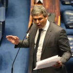 Líder do PT protocola denúncia para cassação de Eduardo Bolsonaro