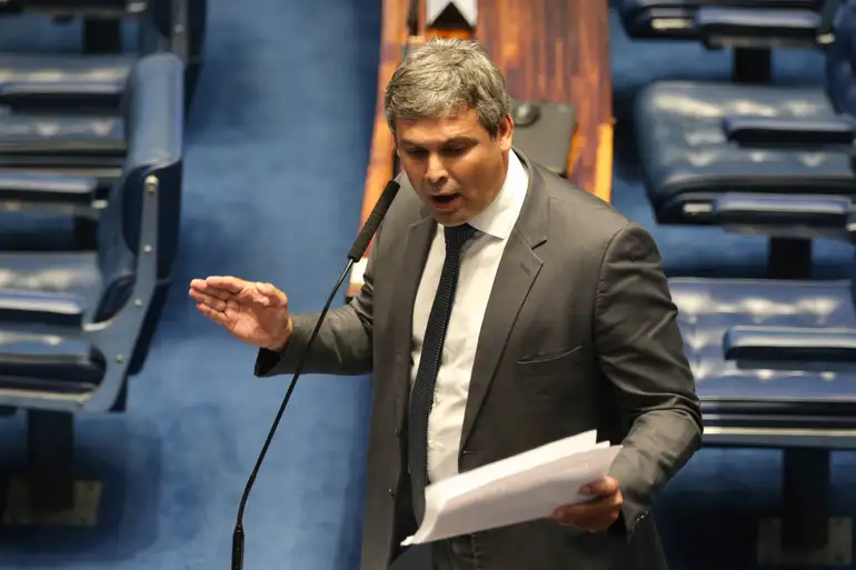 Líder do PT protocola denúncia para cassação de Eduardo Bolsonaro