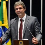 Lindbergh pede prisão de Eduardo Bolsonaro por atentado à soberania