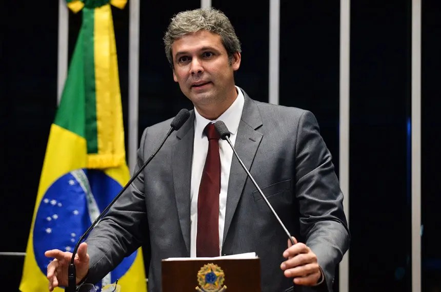 Lindbergh pede prisão de Eduardo Bolsonaro por atentado à soberania