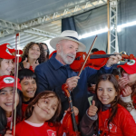 Lula adverte ministro em evento com sem-terra, mas evita falar