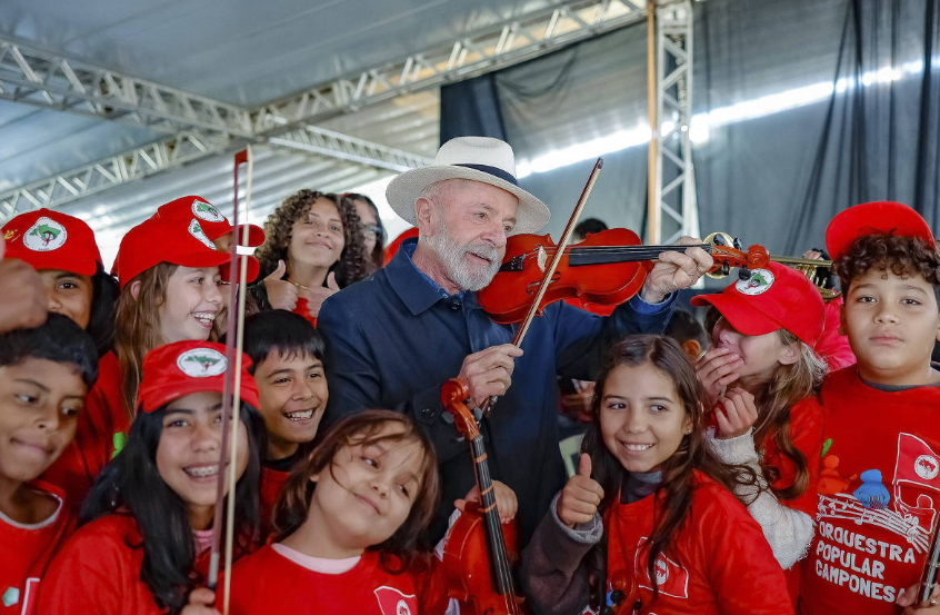 Lula adverte ministro em evento com sem-terra, mas evita falar
