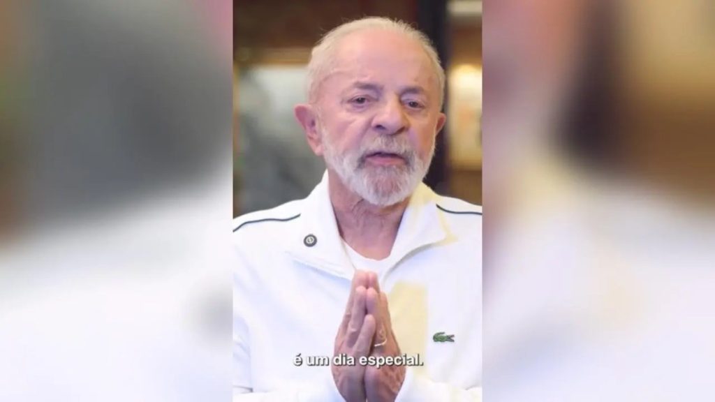 Lula presta homenagem emocionada às mães e relembra influência de