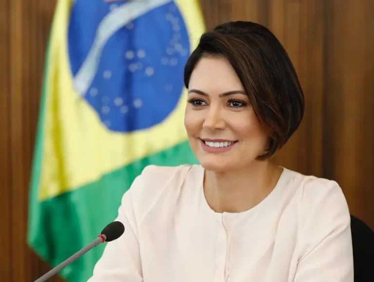 Michelle Bolsonaro ganha título de cidadã niteroiense