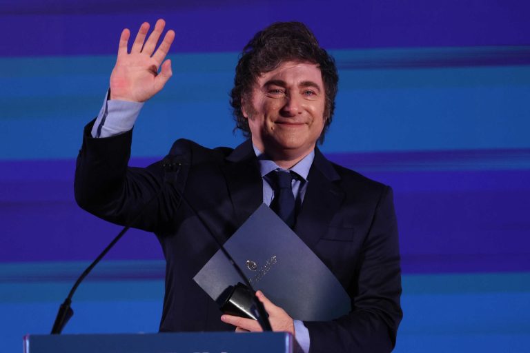 Milei zera taxa de importação de celular na Argentina —