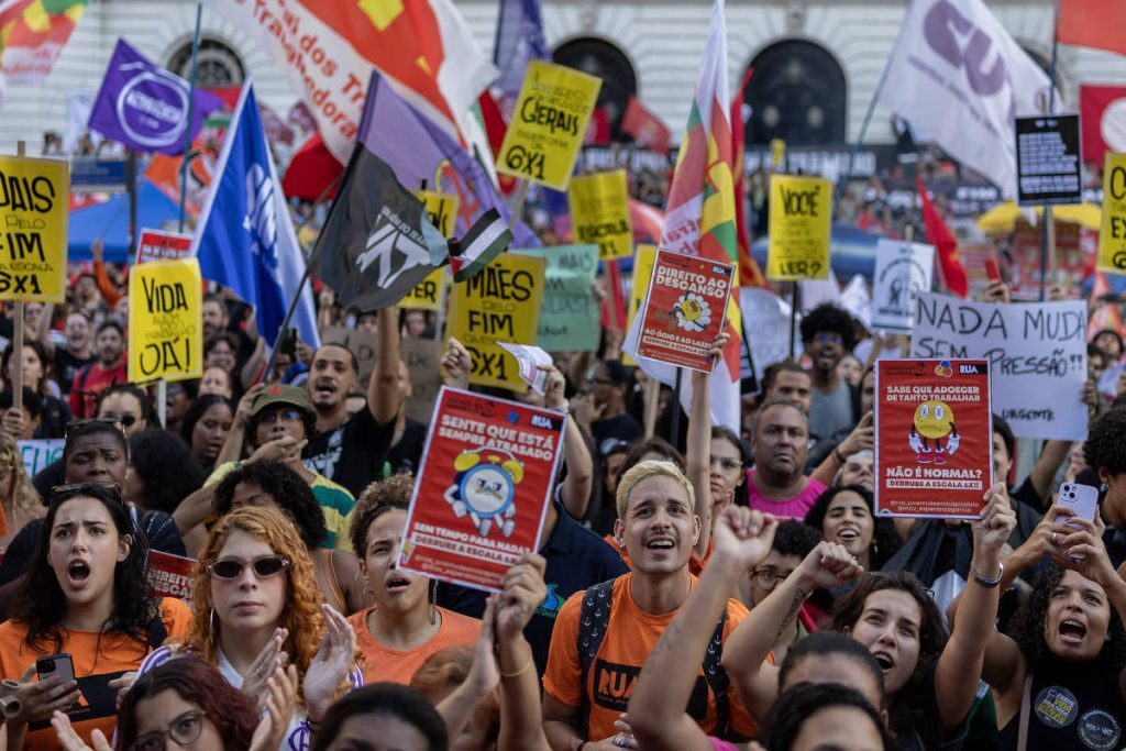 Ministro recebe movimentos sociais para discutir plebiscito sobre jornada 6×1