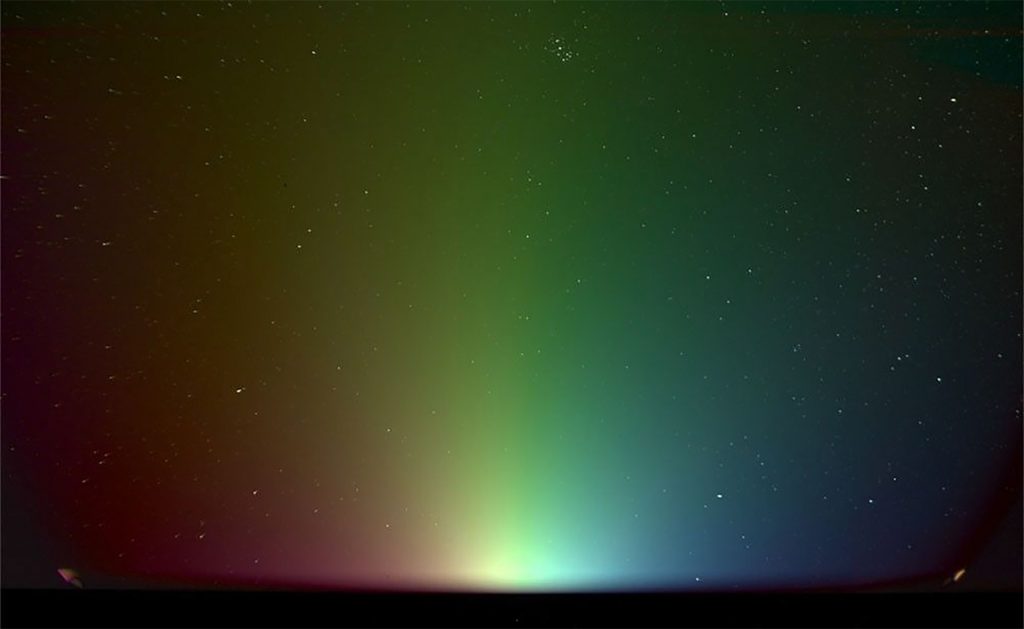 Missão da NASA registra um “arco-íris” na luz zodiacal