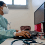 Mulheres são maioria entre médicos pela primeira vez, mostra estudo