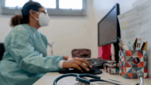 Mulheres são maioria entre médicos pela primeira vez, mostra estudo