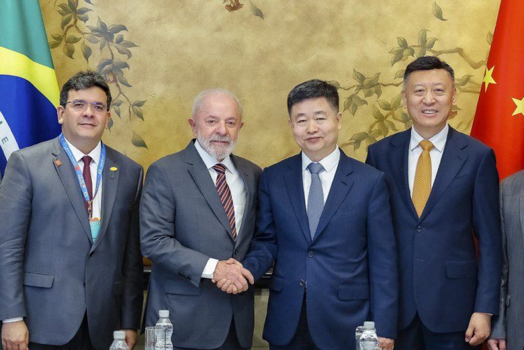 Na China, governo Lula anuncia investimento bilionário em carros, semicondutores