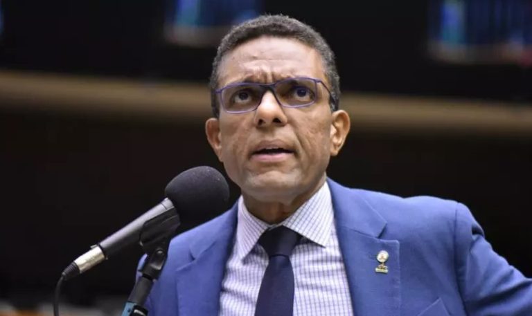 Otoni de Paula denuncia esquema de fraudes e desvio de