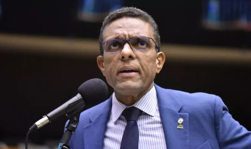 Otoni de Paula denuncia esquema de fraudes e desvio de