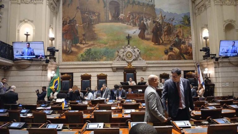 Papel sobre aborto causa confusão e termina em Bíblia de