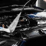 Pode lavar o motor do carro? Entenda os riscos