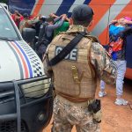 Polícia intercepta ônibus e apreende mais de R$ 250 mil