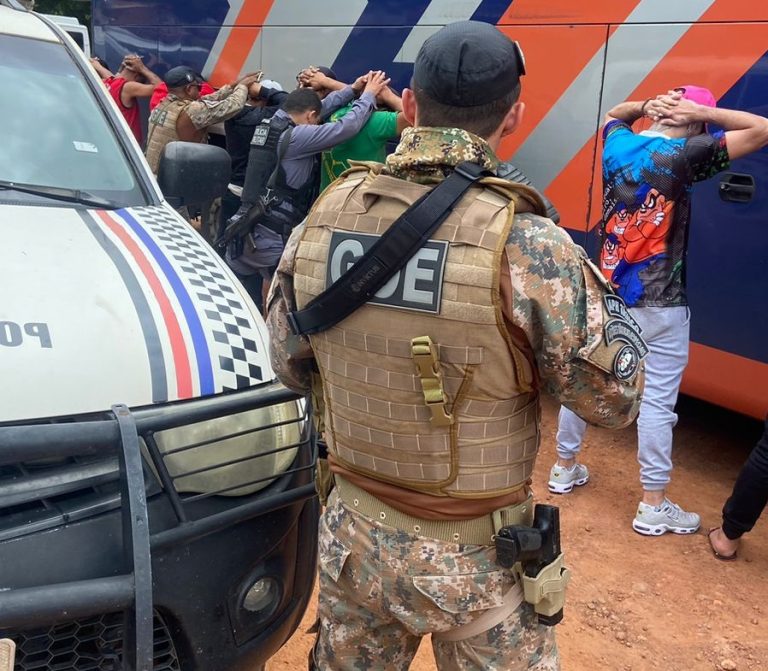 Polícia intercepta ônibus e apreende mais de R$ 250 mil