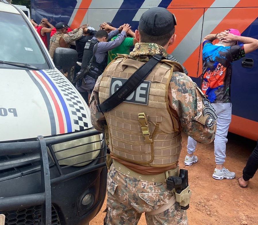 Polícia intercepta ônibus e apreende mais de R$ 250 mil