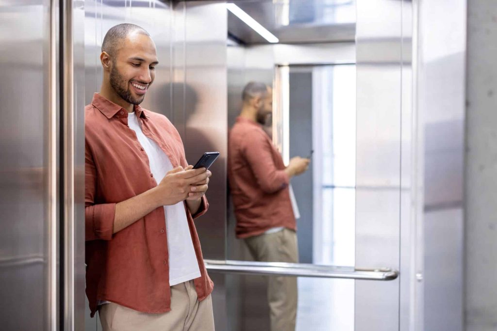 Por que elevadores tem espelhos? A resposta vai além da