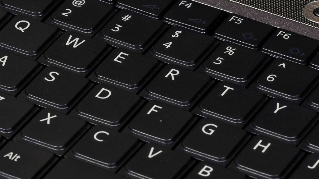 Por que os teclados não seguem a ordem alfabética? Descubra
