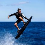 Prancha elétrica promete redefinir o surfe de alta velocidade